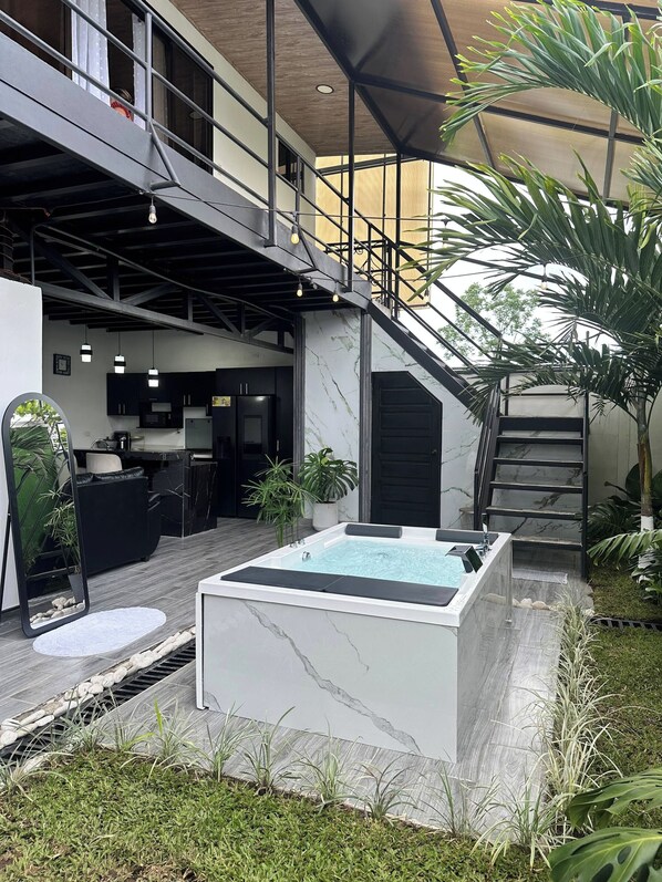 A modern outdoor area with a hot tub, a staircase, and a kitchen area. - Betandy Apartment Jacuzzi (Rita)
