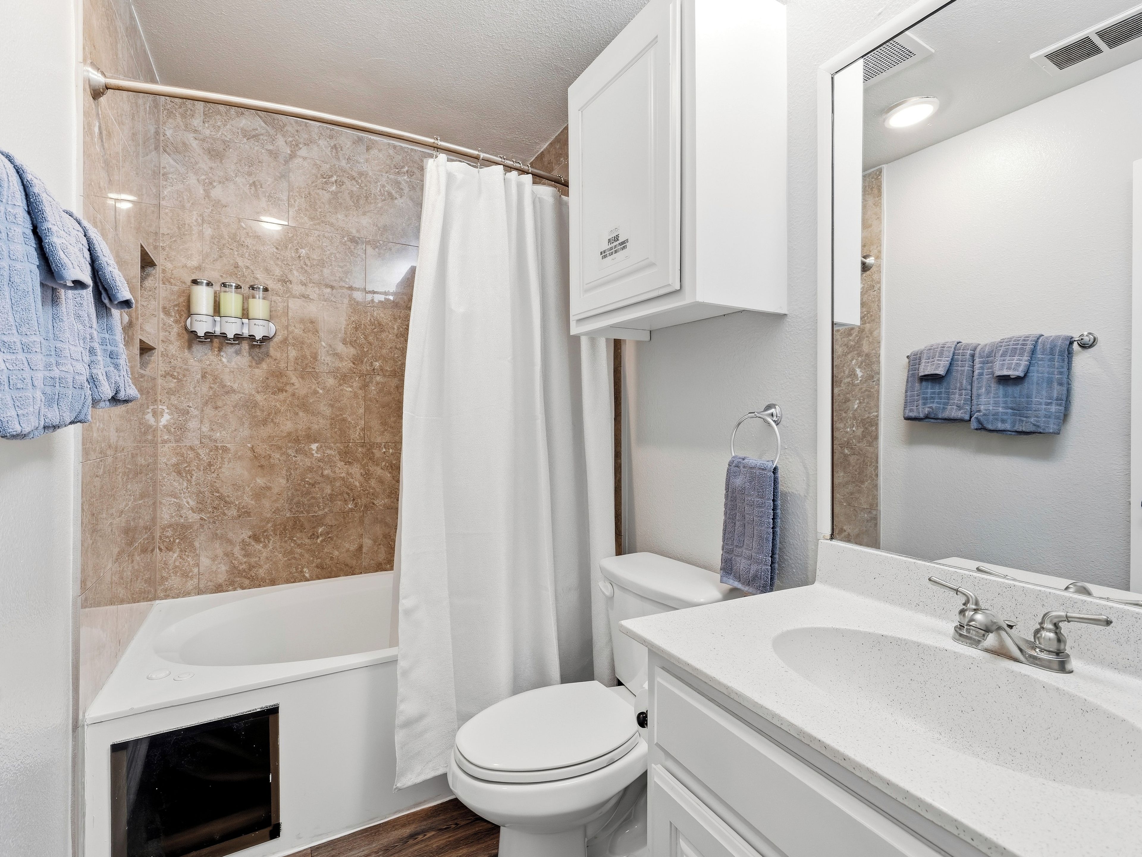 Une salle de bain avec une baignoire, des toilettes et un lavabo.
