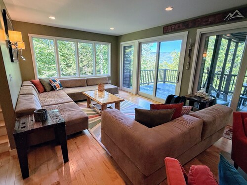 R10 True Ski-In/Ski-Out w/ ski room, theater room, Morse wood stove - Sleeps 14, Mtn Views