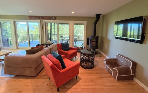 R10 True Ski-In/Ski-Out w/ ski room, theater room, Morse wood stove - Sleeps 14, Mtn Views