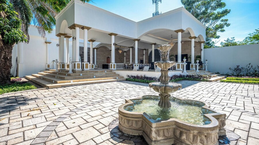 The Palace 10br Villa Luxury Pool, Jacuzzi, Resort Style Bar