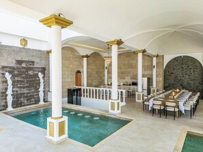 Ein Poolbereich mit Bar und Sitzgelegenheiten für Gäste.