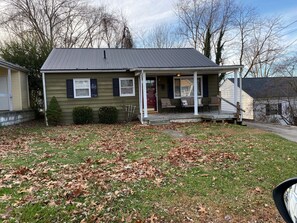 A single-story house with a front porch, a covered entryway, and a small front yard with scattered leaves. - Cute and Cozy 3 Bedroom House in Saint Albans (Saint Albans)
