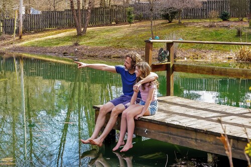 Private Lakefront Retreat - 5BR - Family-friendly - Fire Pit + Hot Tub + Sauna