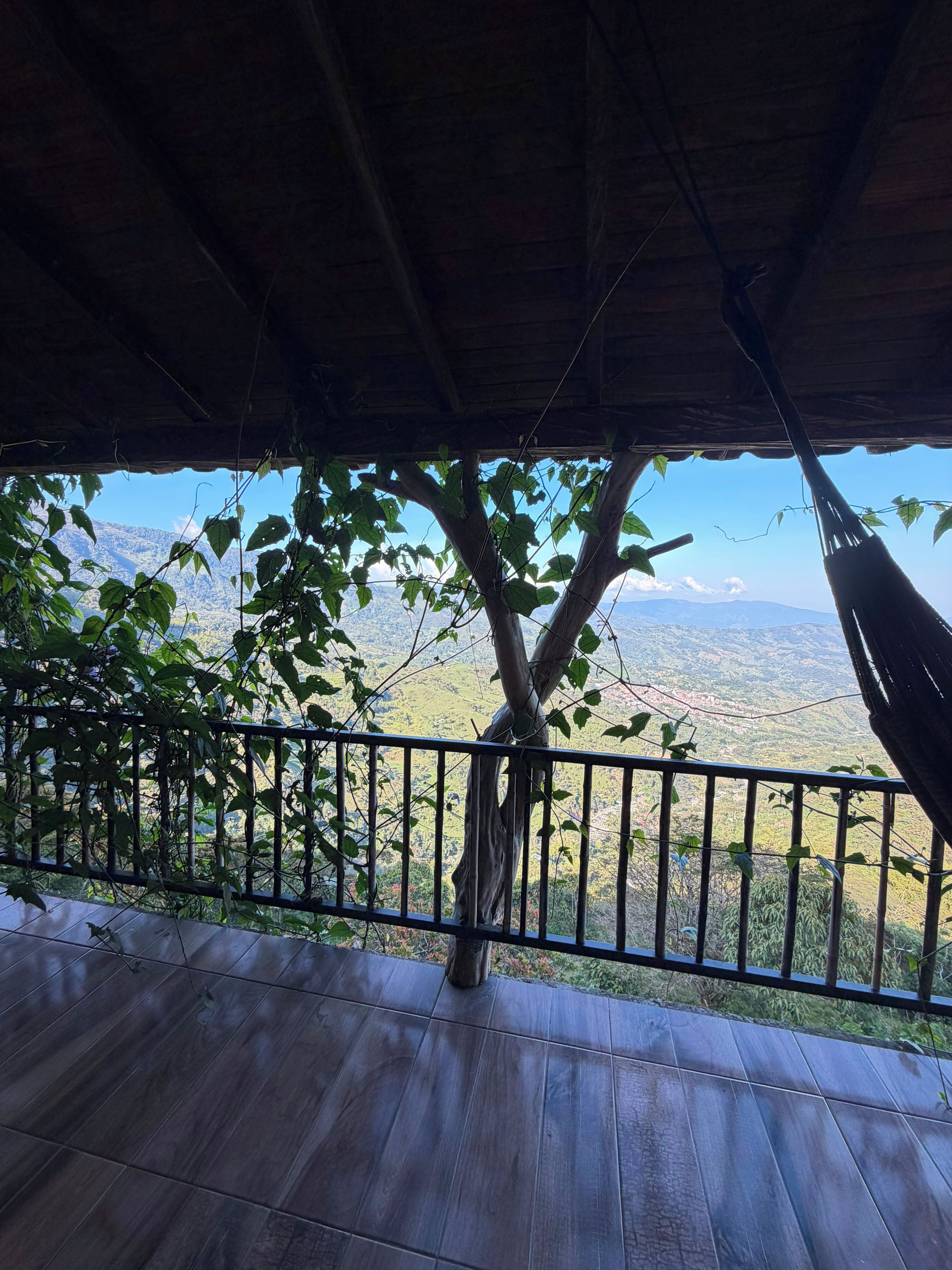 Eine Holzterrasse mit Blick auf eine Berglandschaft.