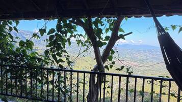 Eine Holzterrasse mit Blick auf eine Berglandschaft.