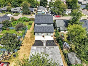 Un quartier résidentiel avec des maisons, une allée et un jardin devant.