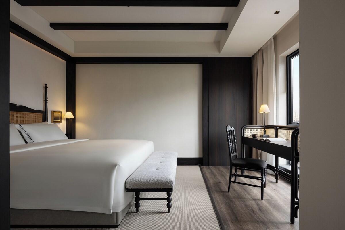 Suite, City View