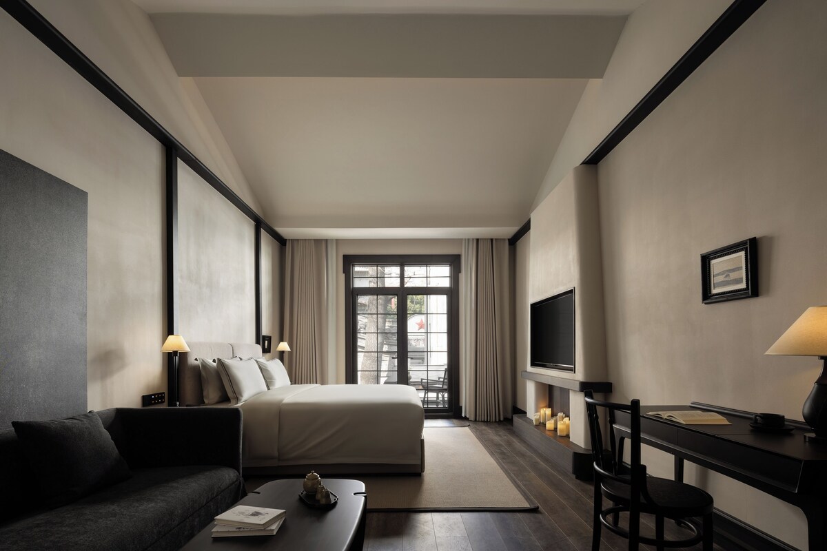 Suite, Patio, Courtyard View