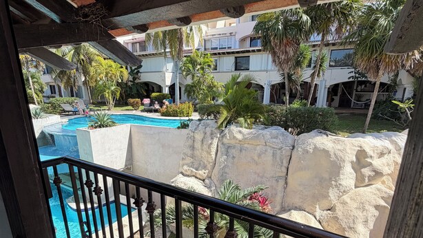Unclassified image, 1 of 36, button - House next to the beach in the hotel zone (Cancún)