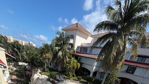 Unclassified image, 2 of 36, button - House next to the beach in the hotel zone (Cancún)