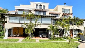 Unclassified image, 3 of 36, button - House next to the beach in the hotel zone (Cancún)