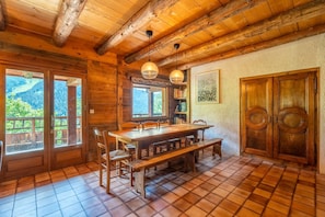 A wooden interior with a dining table, benches, and a view through the windows. - Fernuy d’en Haut - Vue montagne - Plein Sud (LA CLUSAZ)