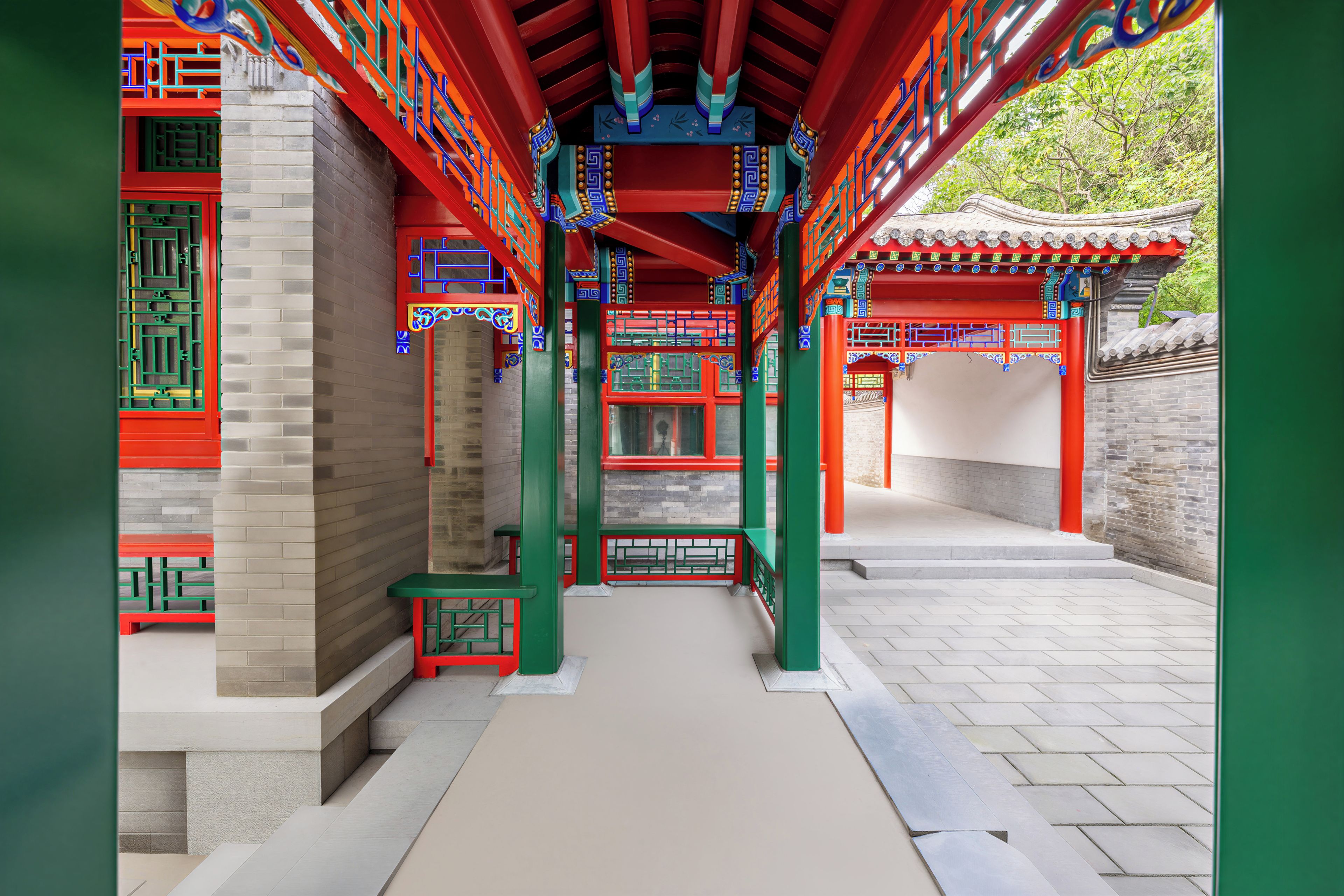 Een traditionele architectonische constructie met een betegelde vloer en een overdekte gang.