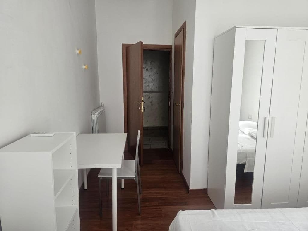 Desk, WiFi (free)