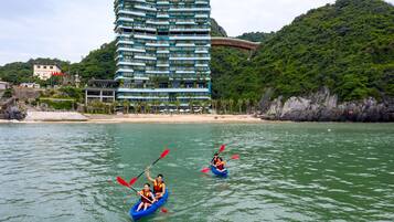 Un hôtel doté de nombreux balcons, situé en bord de plage, et proposant des kayaks pour les promenades sur l’eau.