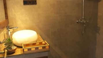 Ein Badezimmer mit einer Badewanne, einem Waschbecken mit Spiegel und einer Topfpflanze.