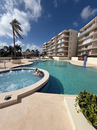Luxury apartment with a balcony in the Cumbres shopping plaza
