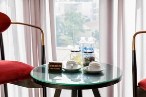 Deluxe Suite, City View | Tempat makan