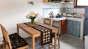 Una cocina moderna con armarios de madera, horno integrado y ventana sobre el lavamanos.