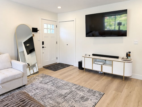 Pet-Friendly 3BR Home with AC • Sleeps 5 • Commerce Township
