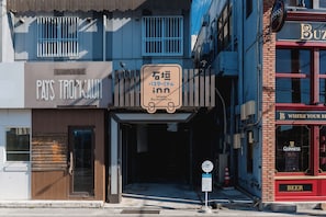 Un edificio con un letrero que indica un hostal de terminal de autobuses.