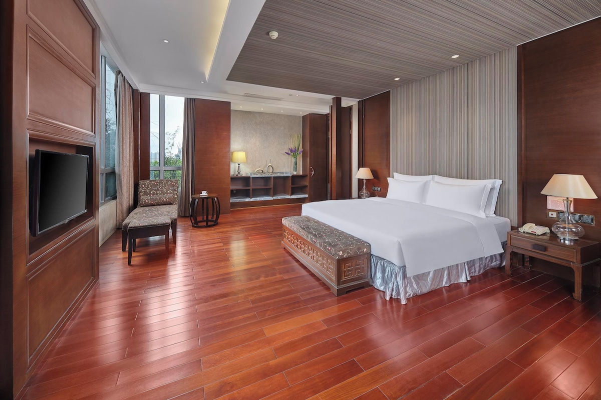 In-room safe, desk, laptop workspace, blackout curtains