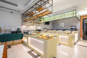 Disposição moderna de buffet com diversos alimentos e uma estação de café.