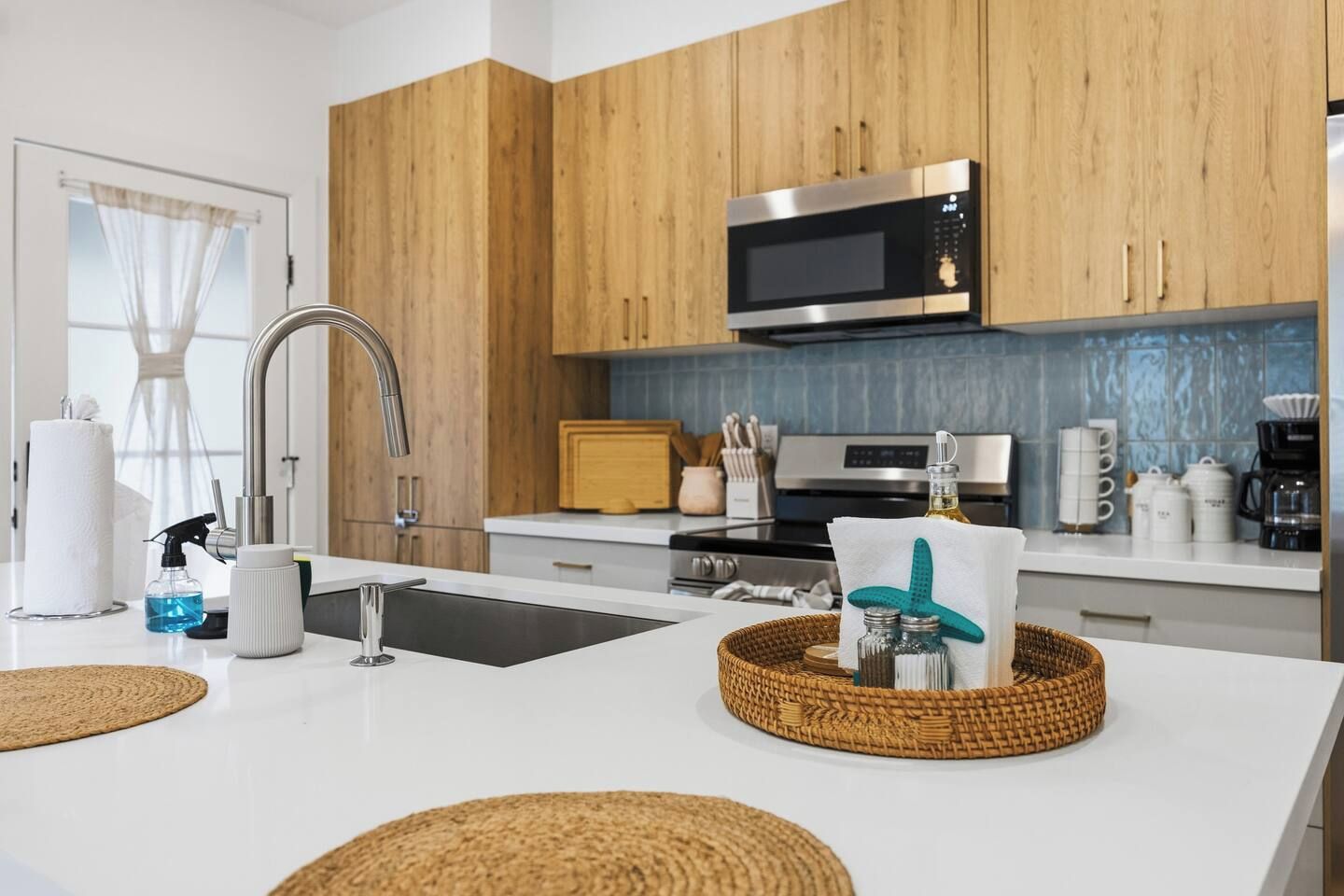 Una cocina moderna con armarios de madera, electrodomésticos de acero inoxidable y una isla central con un lavamanos y un adorno.