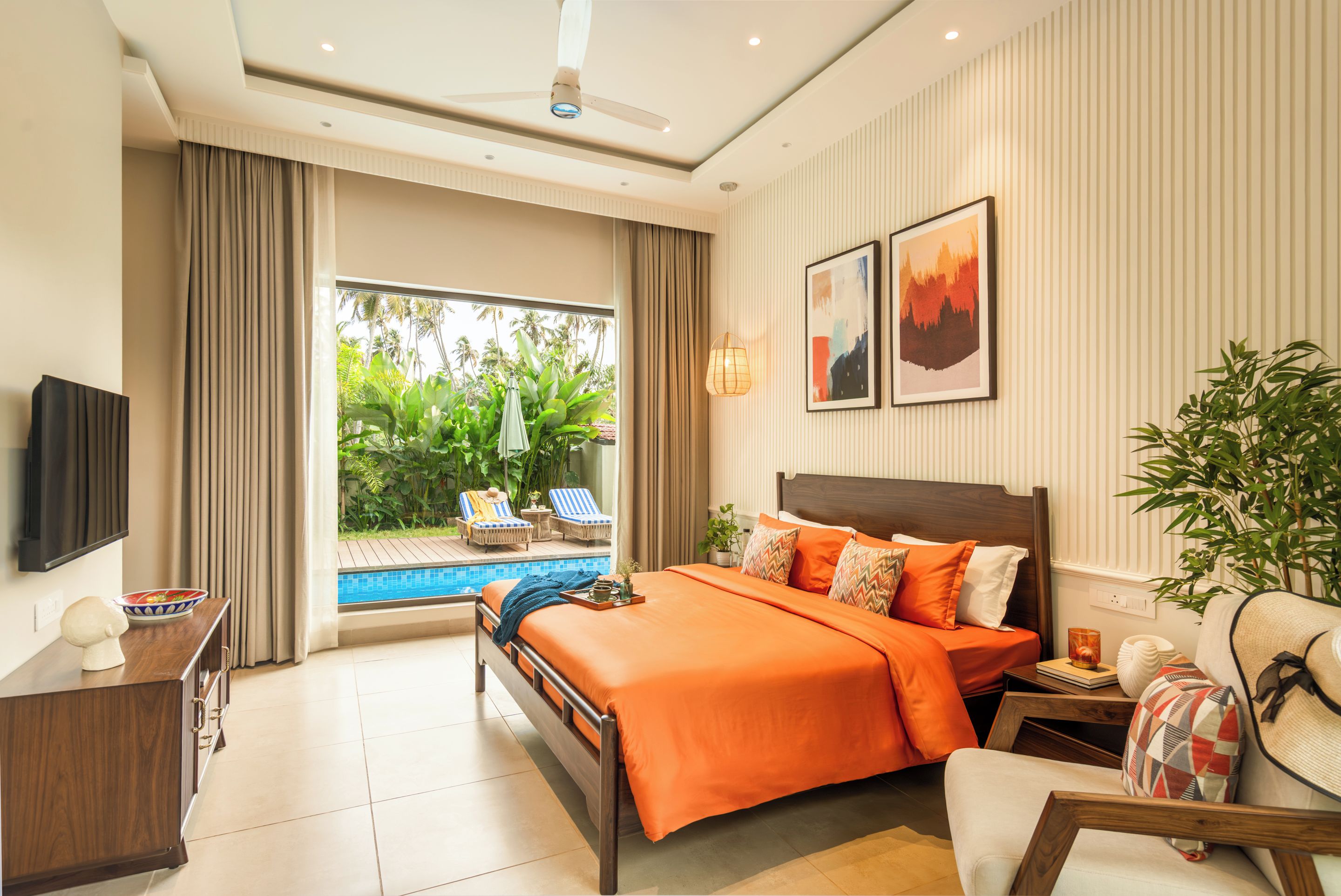 Une chambre d’hôtel équipée d’un lit, d’une télévision, d’une fenêtre avec des rideaux, d’une table de chevet et offrant une vue sur une piscine et la verdure environnante.