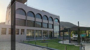 Exterior - Bhavya Mountain Resort Udaipur (Barodiya)