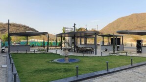 Outdoor dining - Bhavya Mountain Resort Udaipur (Barodiya)