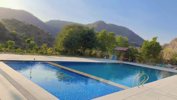 Outdoor pool - Bhavya Mountain Resort Udaipur (Barodiya)