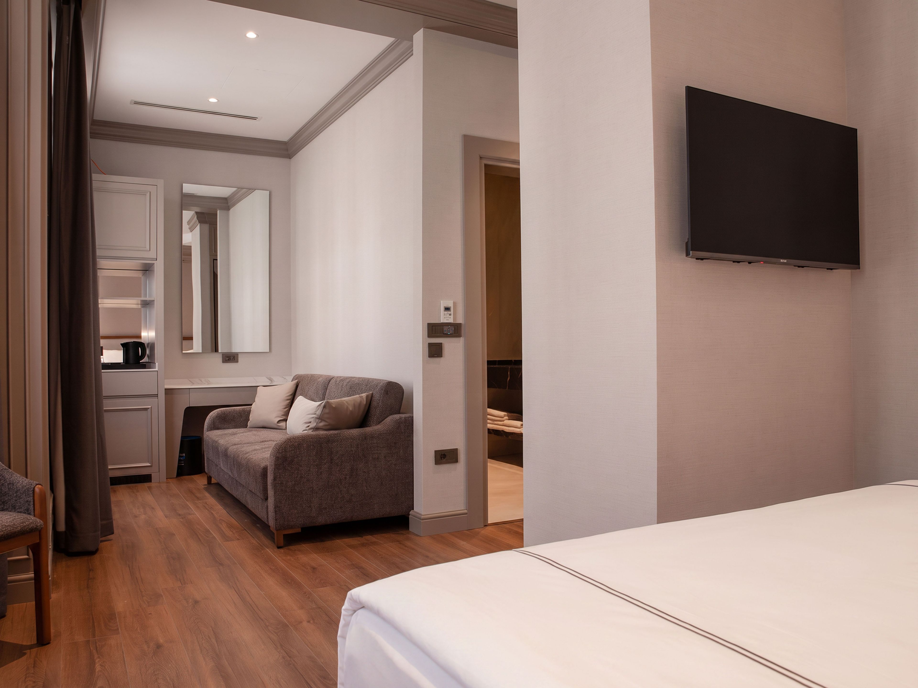 Executive Suite | Premium bedding, minibar, soundproofing, WiFi (free)