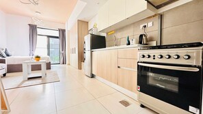 Una cucina moderna con piano cottura, forno e frigorifero.