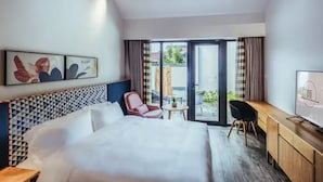 A hotel room with a large bed, a desk, a chair, and a view of the outside. - Yiyi Zhenxuan Hostel (Shanghai)