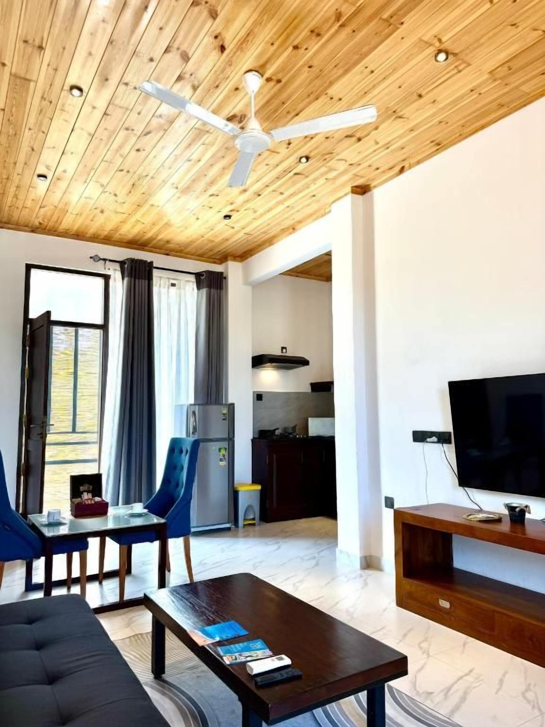 Deluxe Room, Balcony, City View | Living area