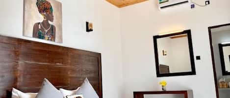 Habitación Deluxe, balcón, vista a la ciudad | Escritorio, tabla de planchar con plancha y wifi gratis