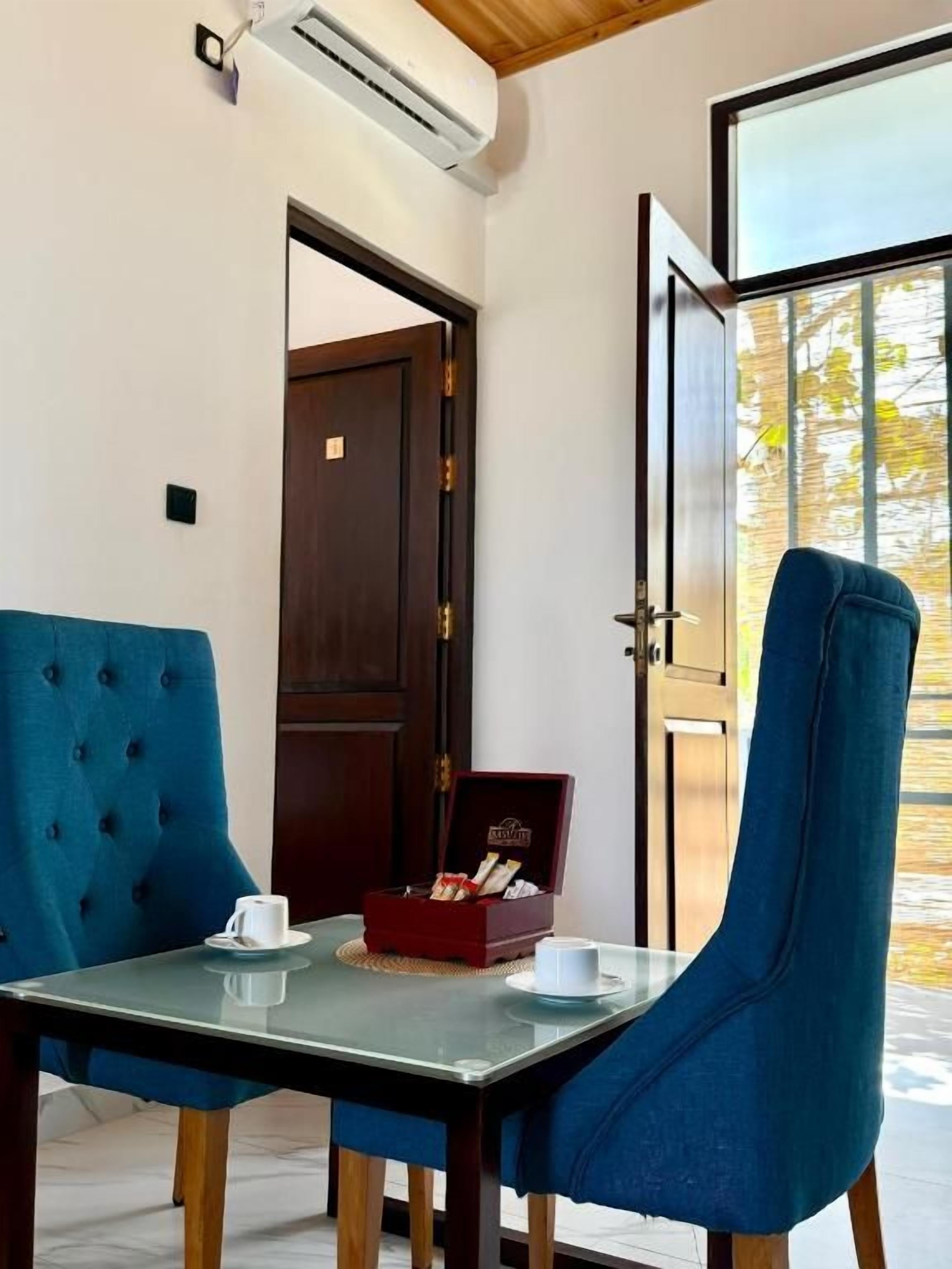 Deluxe Room, Balcony, City View | Dining