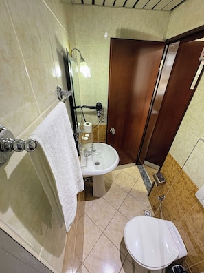 A bathroom with a shower, sink, and toilet. - Hivaş hotel (Istanbul)
