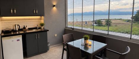 Una cocina moderna con vistas a la playa y las montañas.