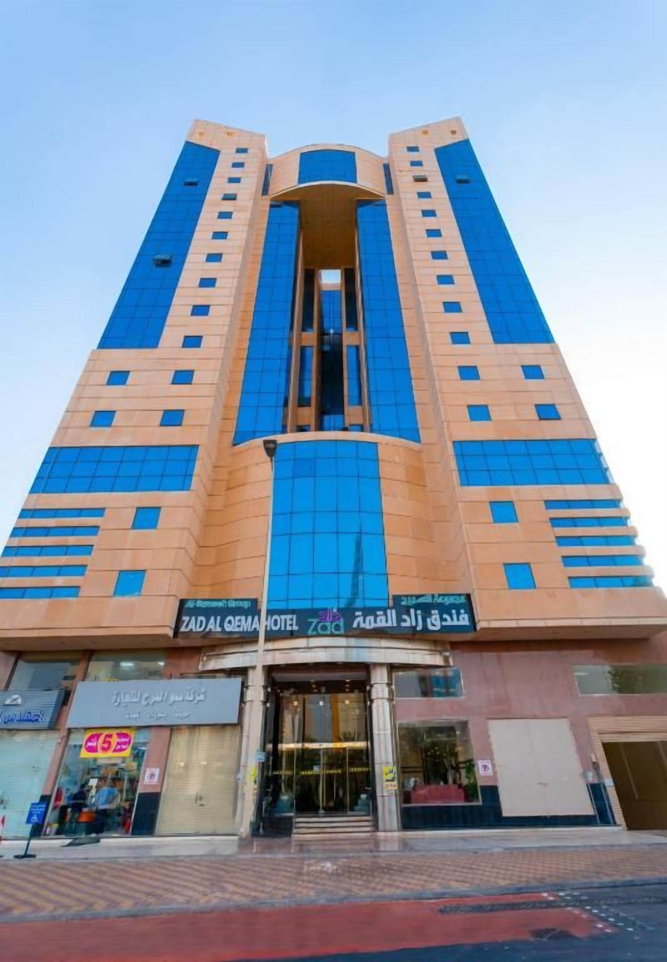 Un edificio de hotel alto con un atrio central y varios pisos.
