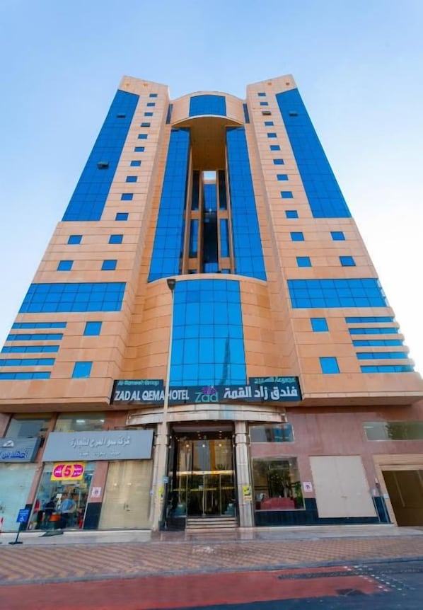 Un edificio de hotel alto con un atrio central y varios pisos.