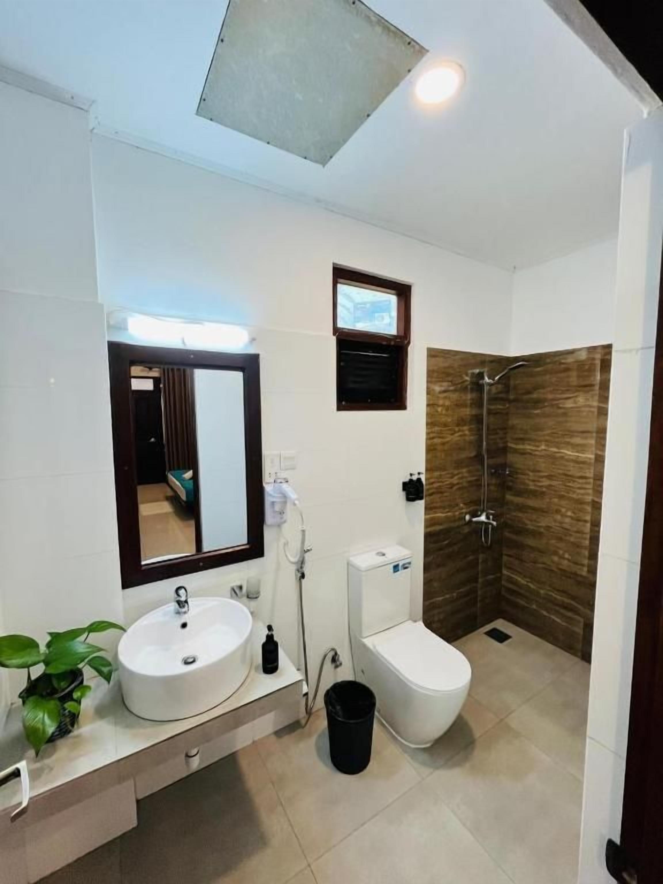 Deluxe Double Room, Patio, Garden View | Bathroom | Shower, free toiletries, hair dryer, towels