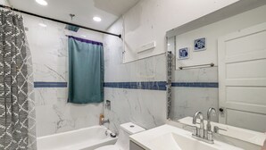 Ein Badezimmer mit Badewanne, Toilette und Waschbecken.