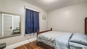 Iron/ironing board, Internet, bed sheets