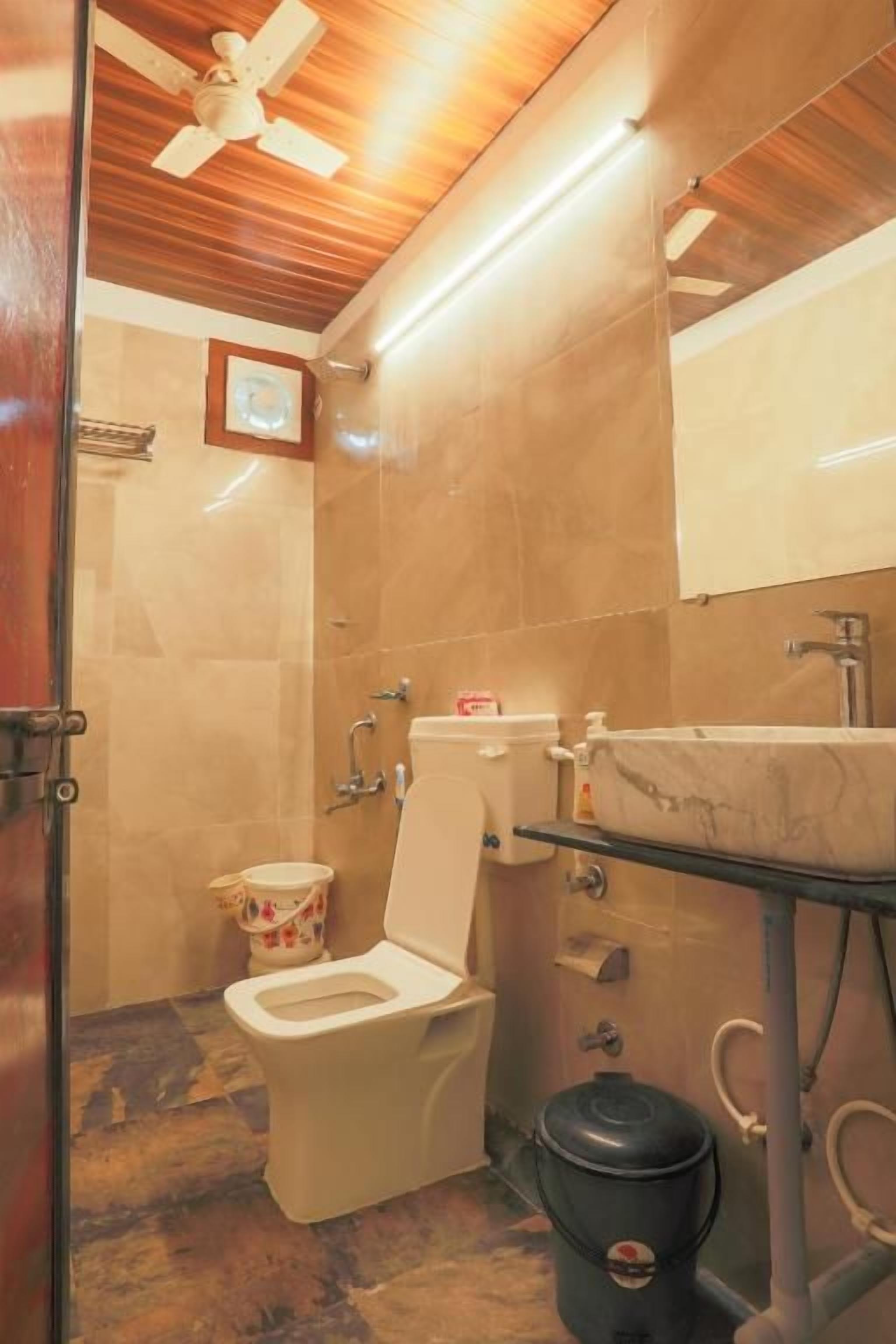Un baño con inodoro, lavamanos y ducha.