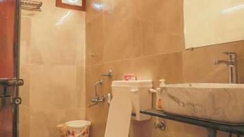 Un baño con inodoro, lavamanos y ducha.