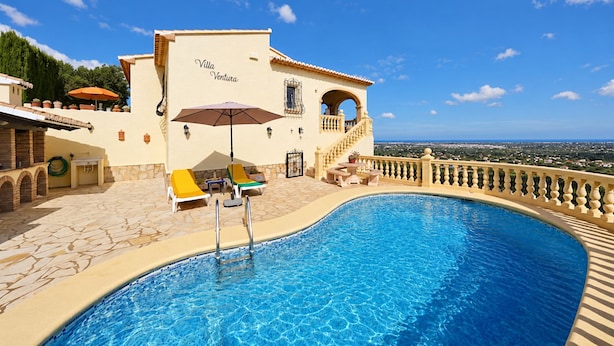 Area piscina con vista diretta su Villa Ventura, una piscina a forma di curva e una terrazza con lettini e ombrellone.