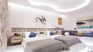 Ein modernes Schlafzimmer mit zwei Betten, einem Wandbild und einem außergewöhnlichen Deckengestaltungsmerkmal.